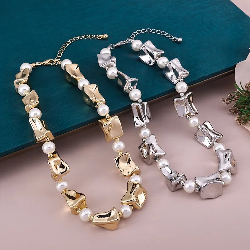 Elevate Your Style with the Fashionable Short Pearl Necklace Set