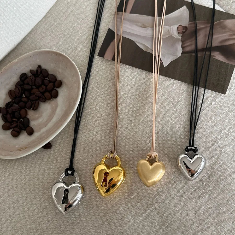 Elevate Your Style with the Long Pendant Necklace - A Must-Have Accessory