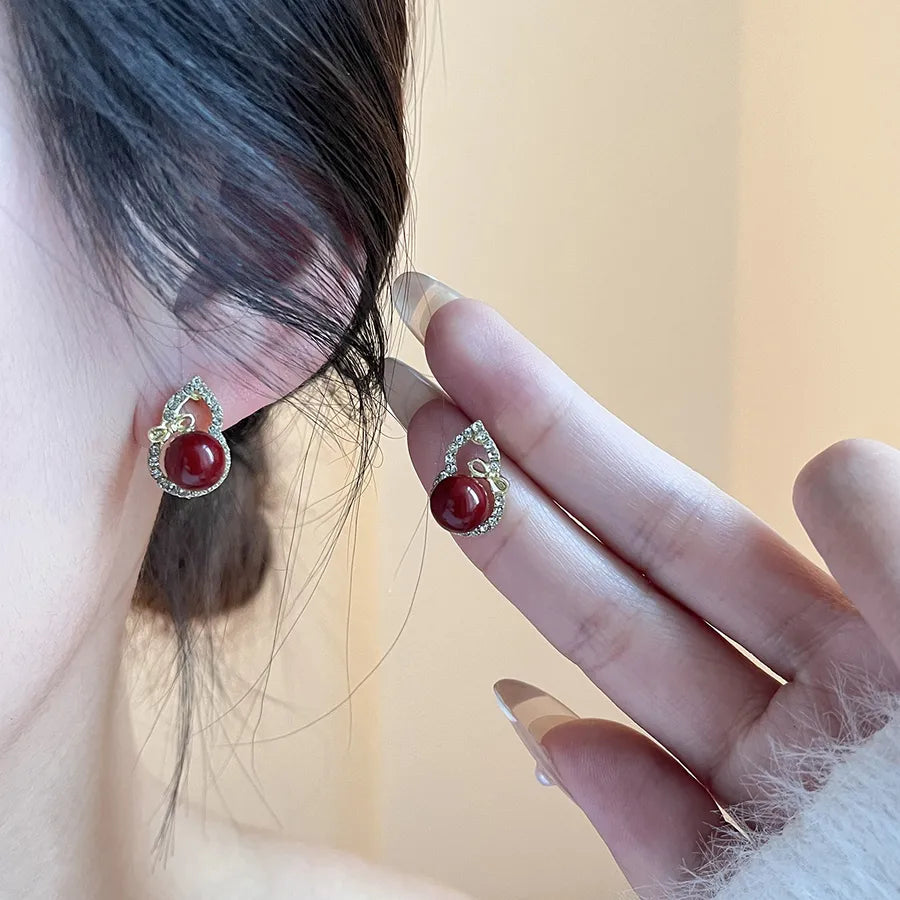 Discover the Elegance of Minimalist Silver Pin Inlaid Diamond Vintage Women's Earrings