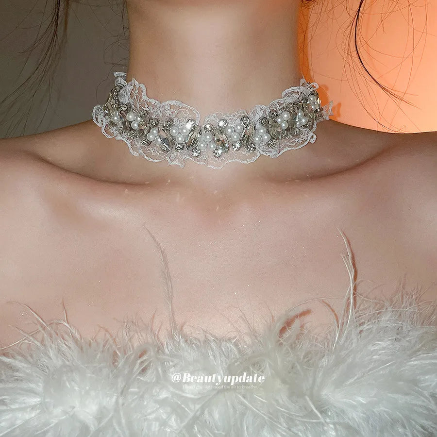 Elevate Your Elegance with the Pearl Necklace Featuring Diamond Lace Design