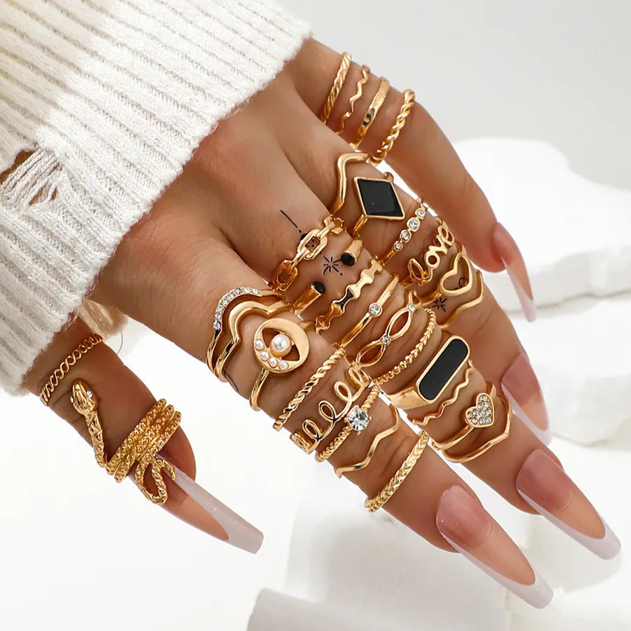 Discover the Elegance of the Snake-Shaped Pearl and Gemstone Heart-Shaped Ring