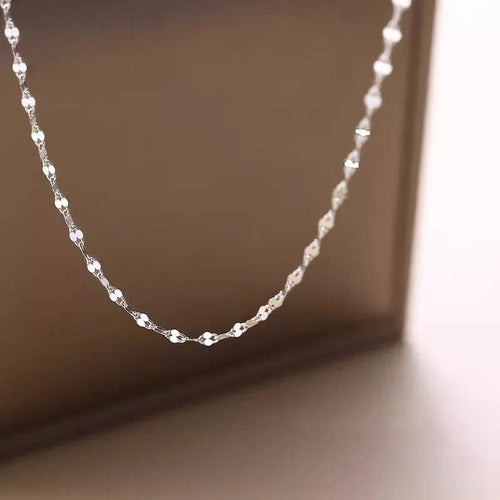 Simple Style Lips Choker Necklace for Women in Silver Featuring 925 Sterling Silver Chain and Pendant
