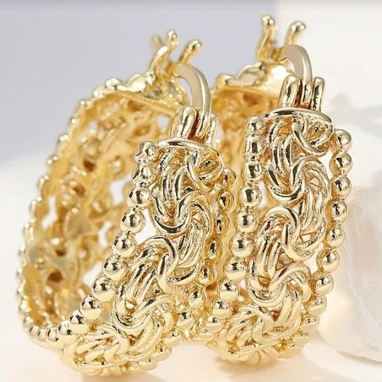 Elevate Your Style with the Gold Line Carving Hollow Out Fashion Ear Cuff