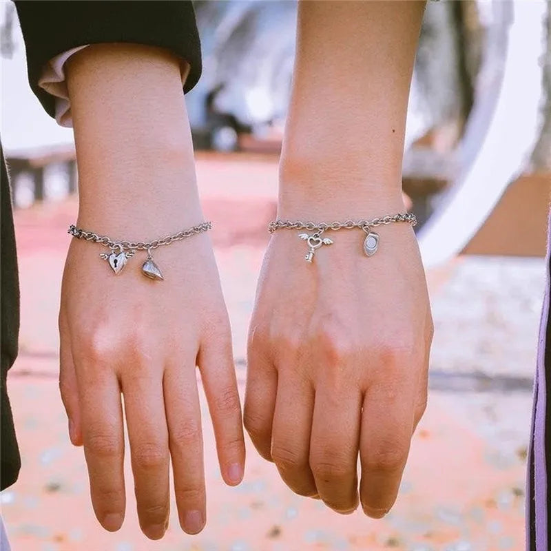 Discover the Fashionable Heart-Shaped Magnetic Attraction Bracelet