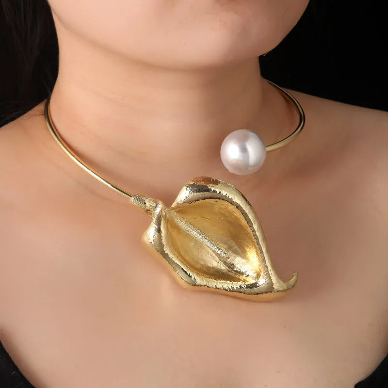 Elevate Your Style with the 1 Simple Leaf Alloy Electroplated Imitation Gold White K Choker
