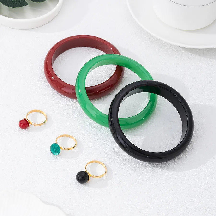 Discover Timeless Elegance with Our Vintage Acrylic Imitation Gold Plated Women's Classic Ring Bracelet Set