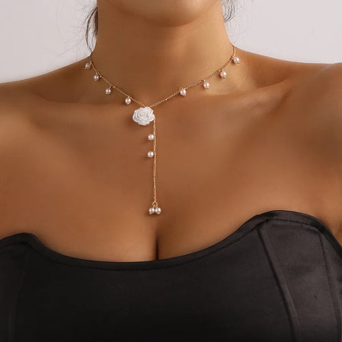 Vintage Style Golden Metal Flowers Necklace for Unisex Featuring Imitation Pearl Inlay