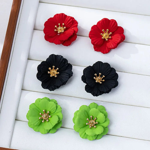 Sweet Flowers Stud Earrings for Women in KC Golden Plated Alloy with 0.03µm Coating Thickness